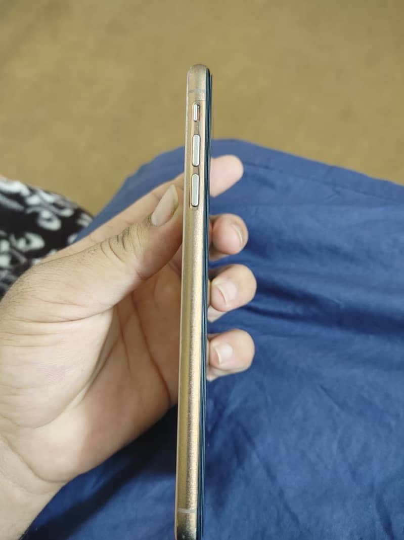 Apple iPhone XS Max 3