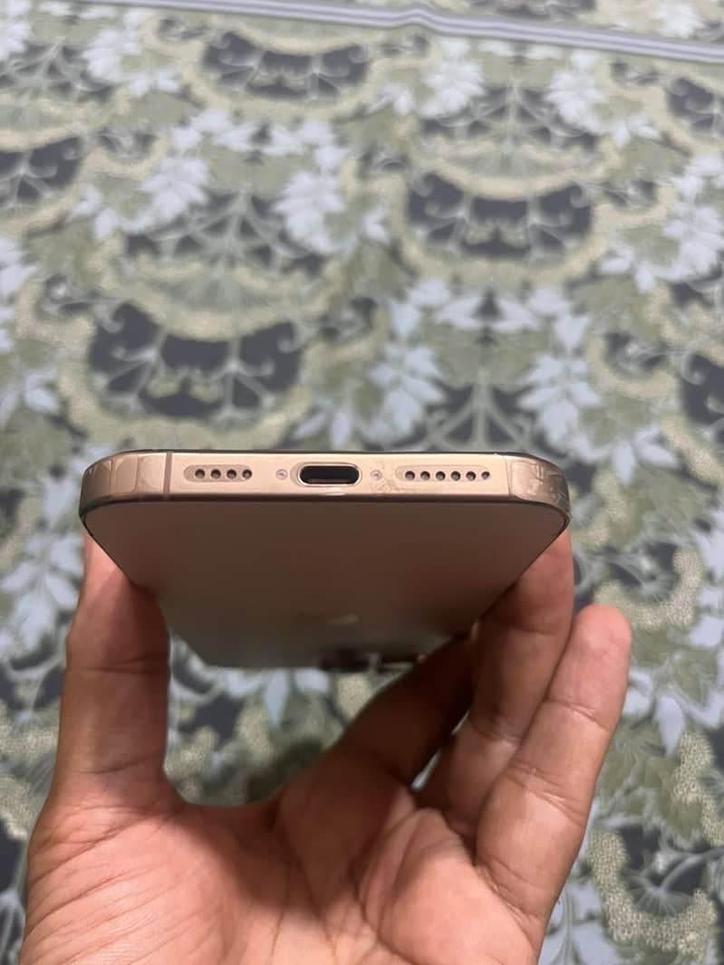 Apple iPhone 16 Pro Max 4
