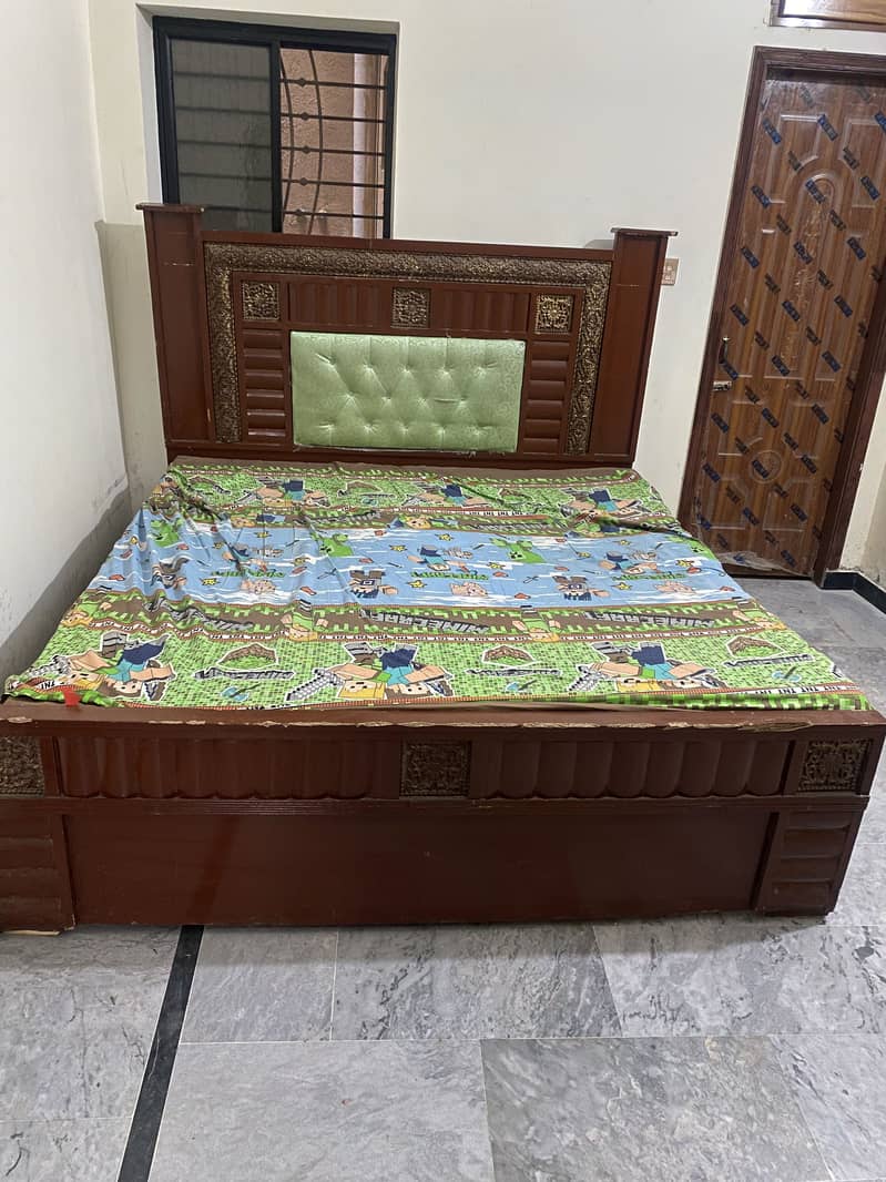 King size bed 0