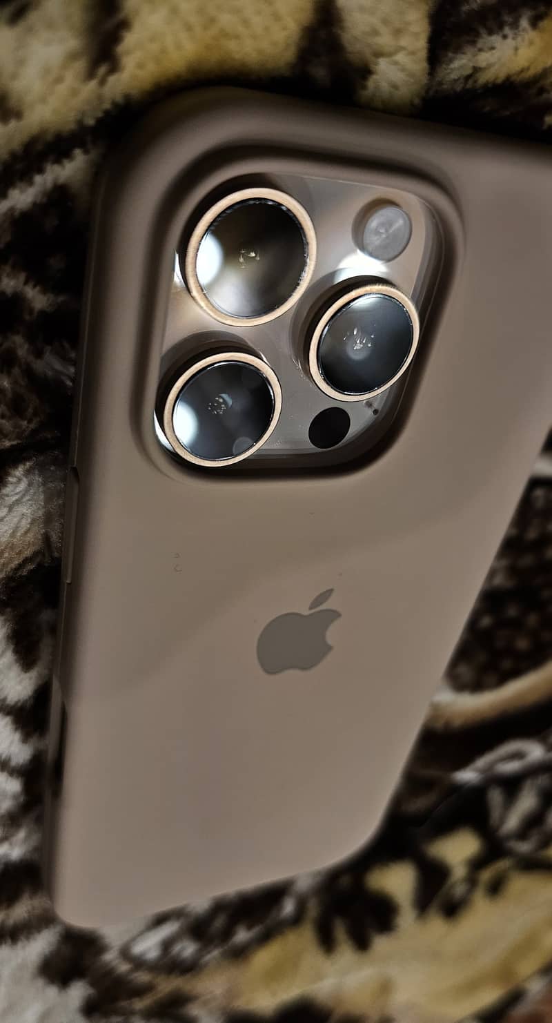 Apple iPhone 16 Pro 0