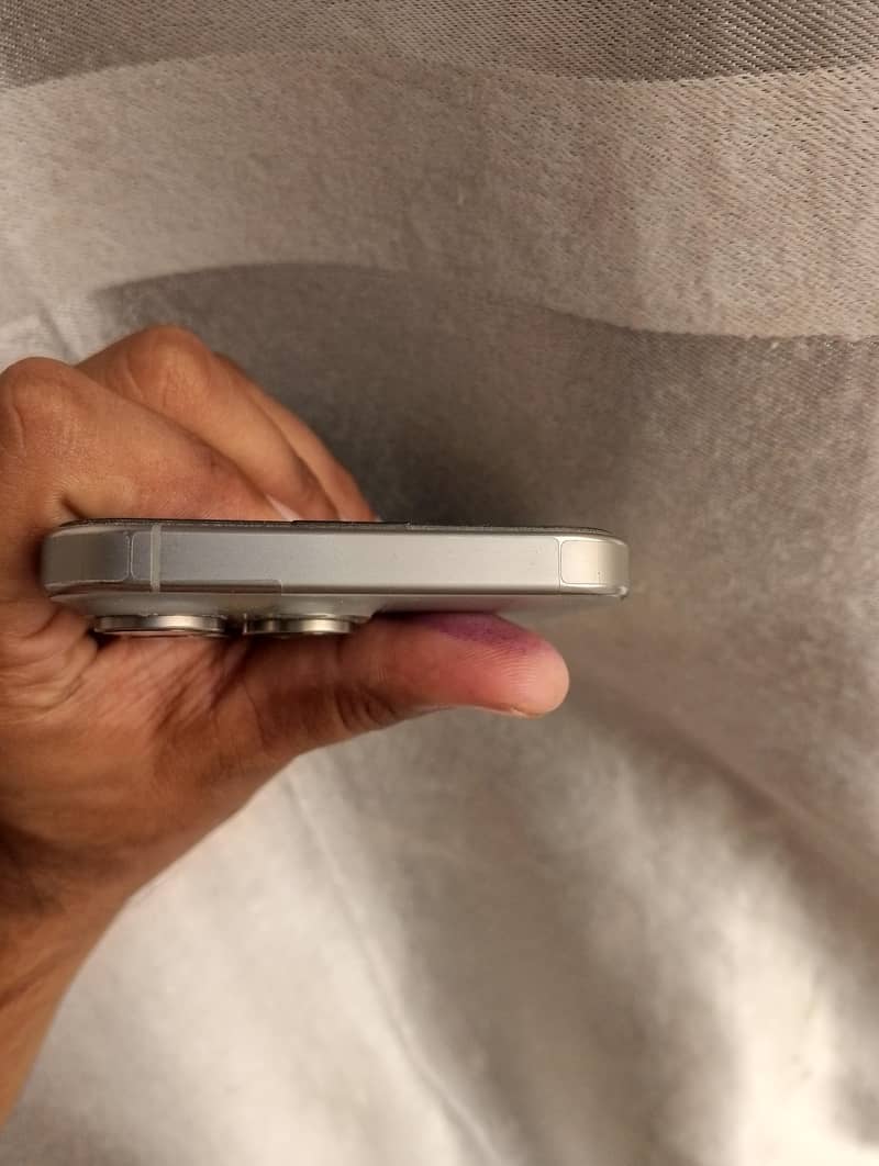 Apple iPhone 15 Pro Max 3