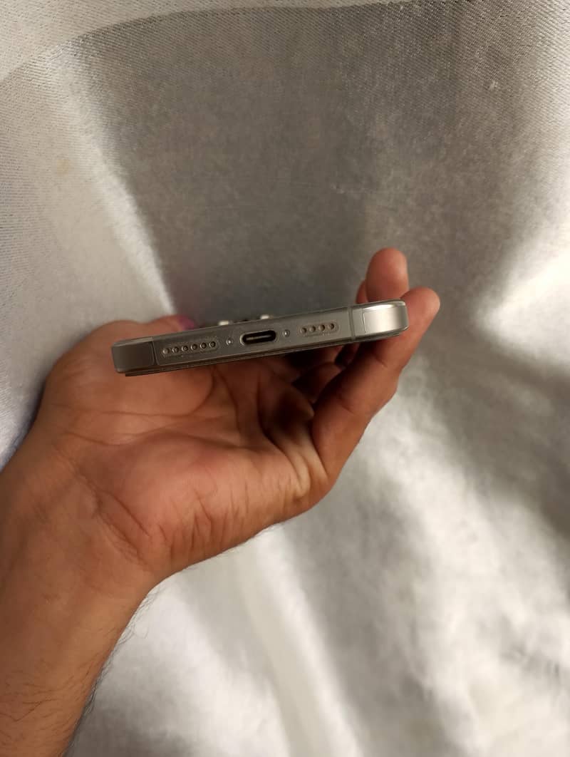 Apple iPhone 15 Pro Max 4