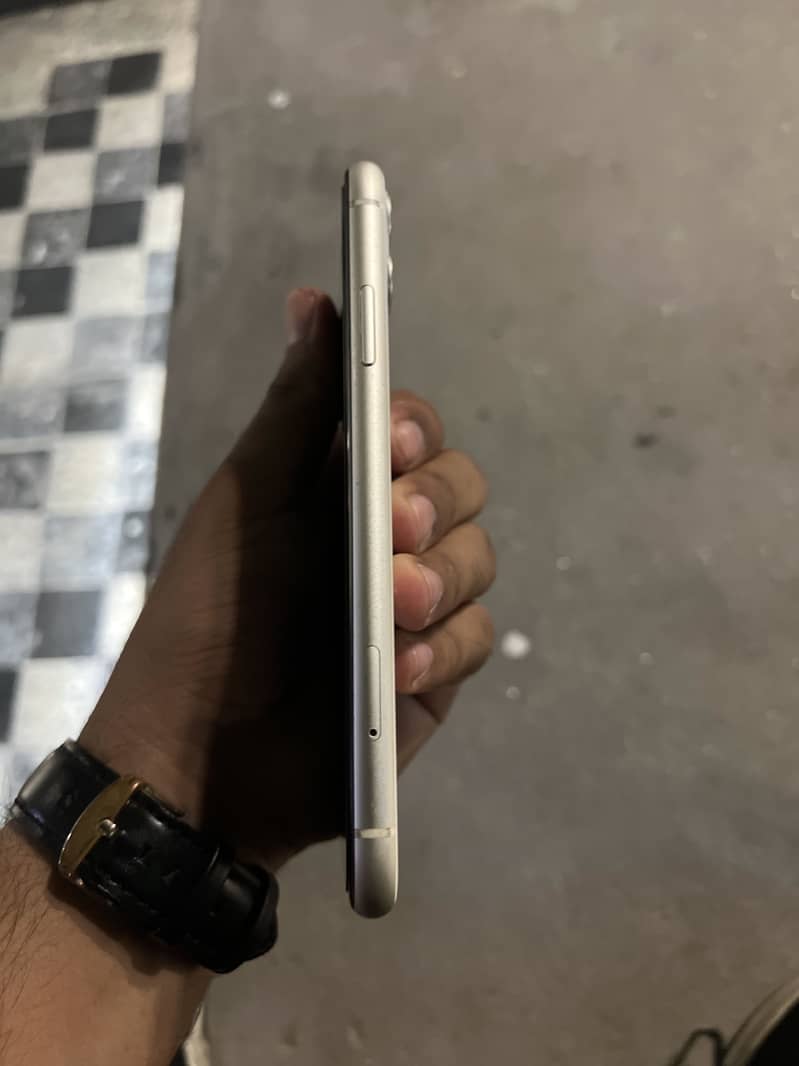 Apple iPhone 11 3