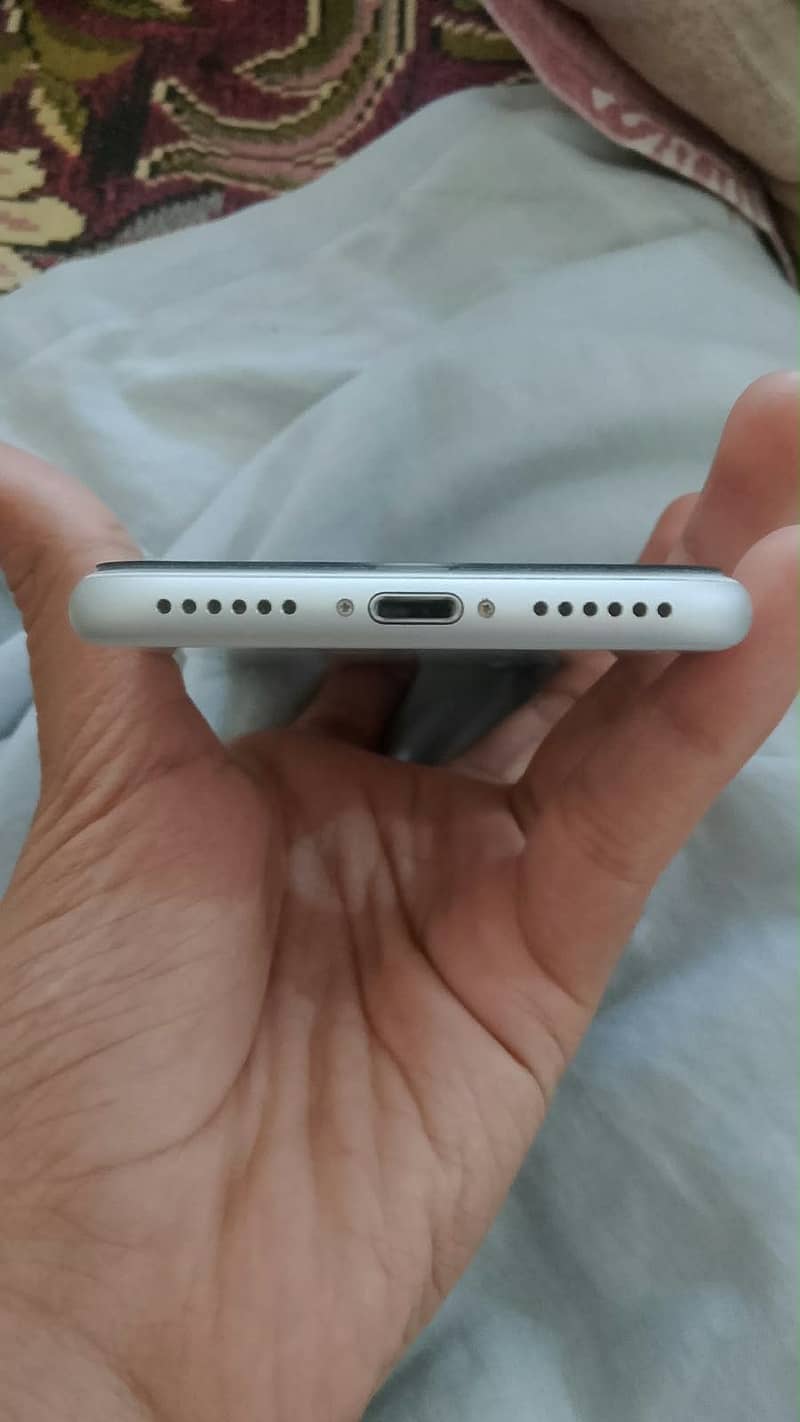 Apple iPhone 8 3