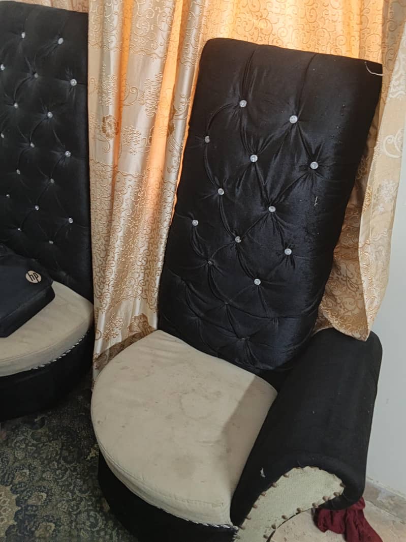 2 royal sofa with it's table 0