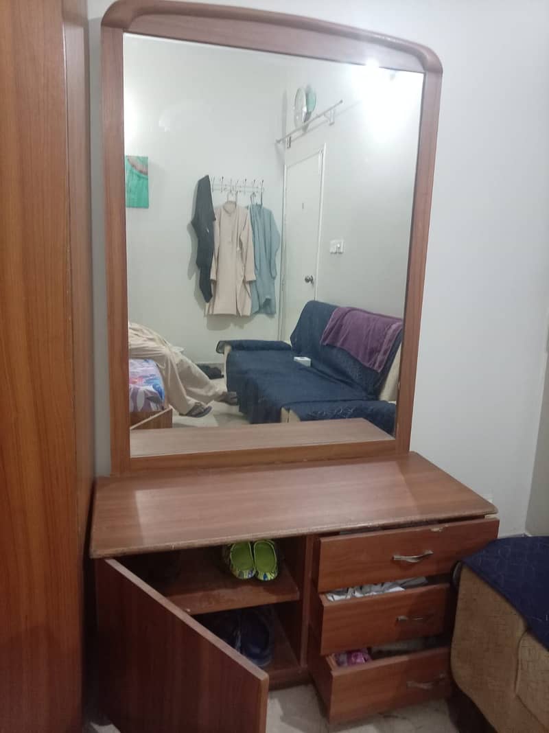 DRESSING TABLE 0