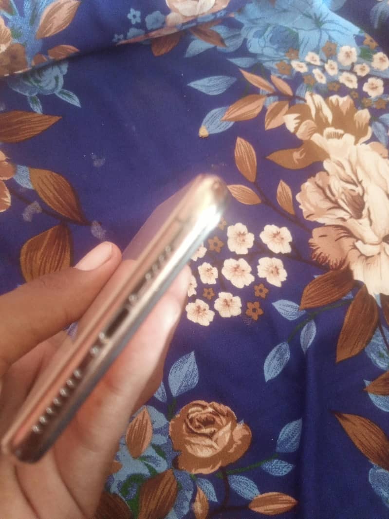 Apple iPhone XS Max 3