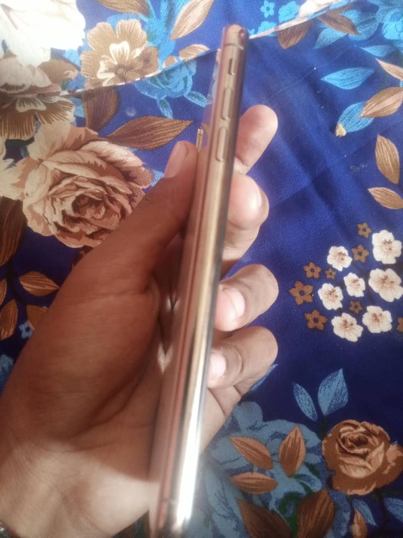 Apple iPhone XS Max 4