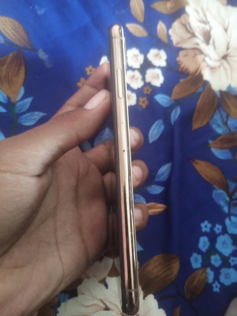 Apple iPhone XS Max 5