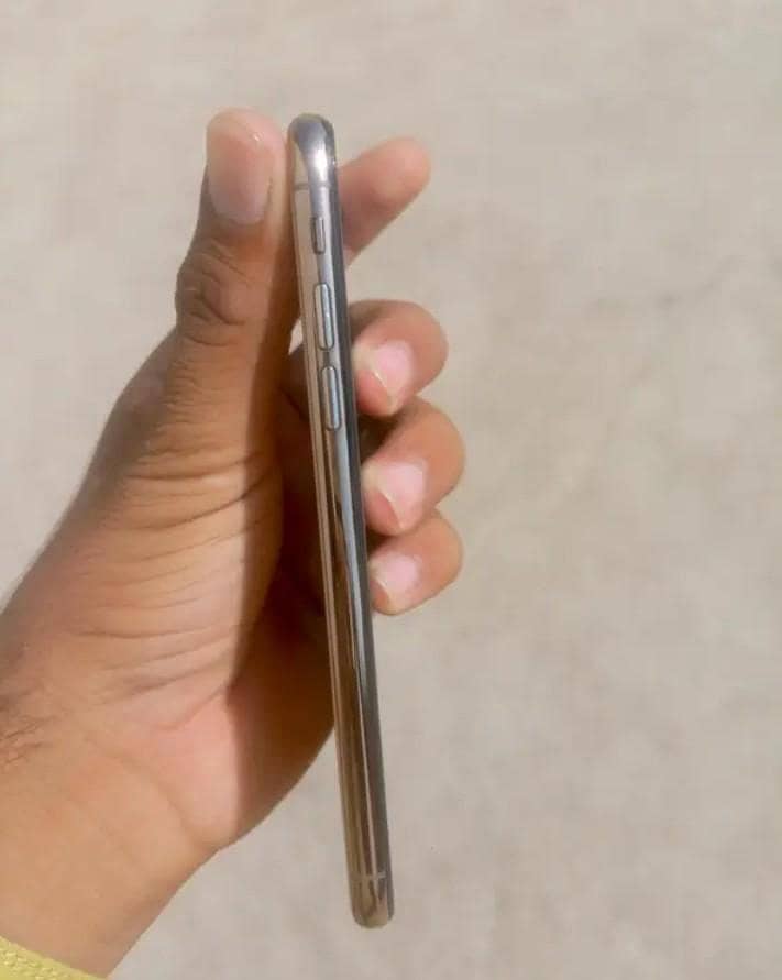 Apple iPhone XS 4