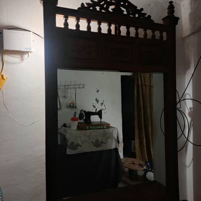 singer Table Available for sale
