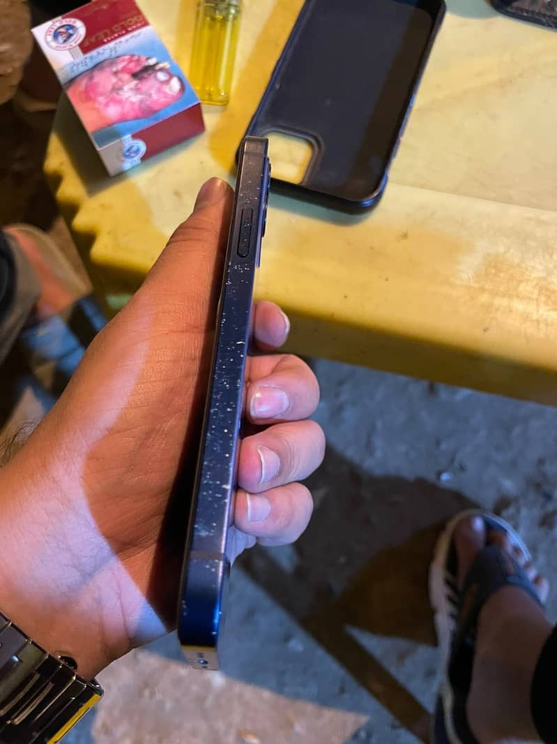 Apple iPhone 12 4