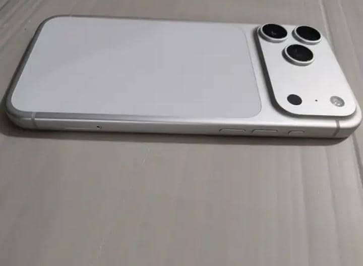 Apple iPhone 17 Pro Max 4
