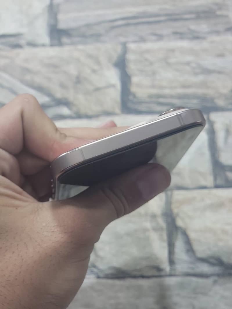 Apple iPhone 16 Pro Max 2