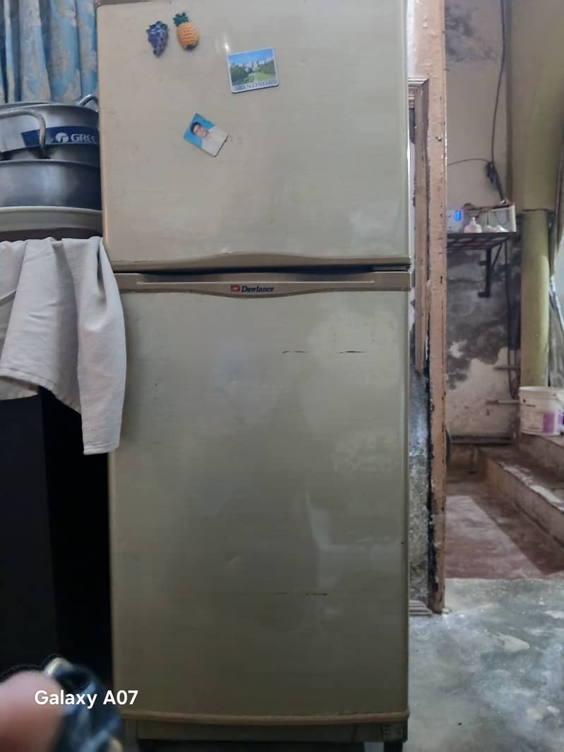 Medium size dawlance fridge 0