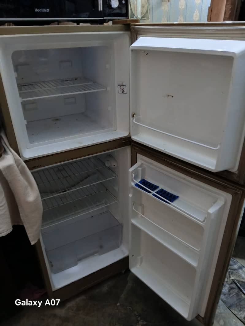 Medium size dawlance fridge 3