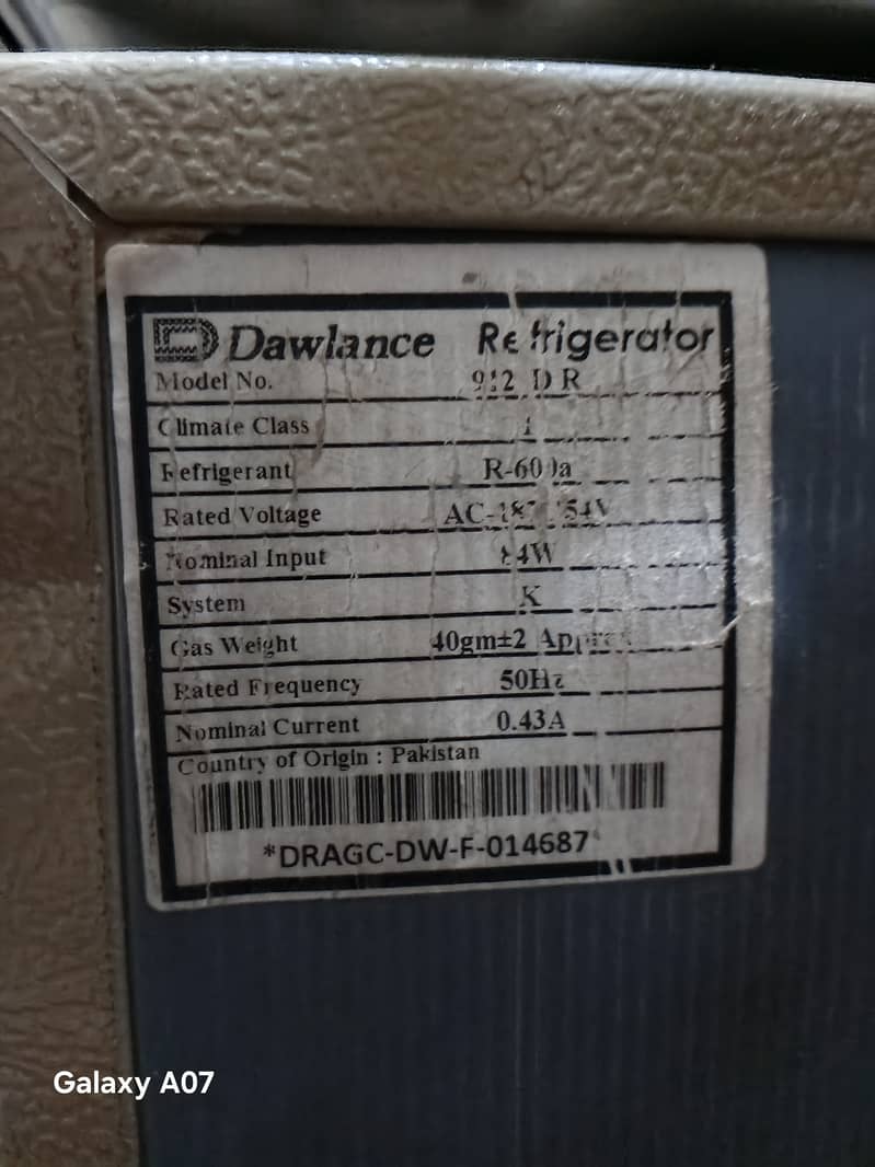 Medium size dawlance fridge 4
