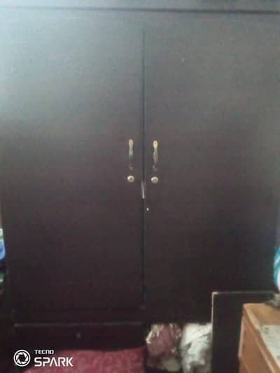 almari sale kr rhy han condition 8/10