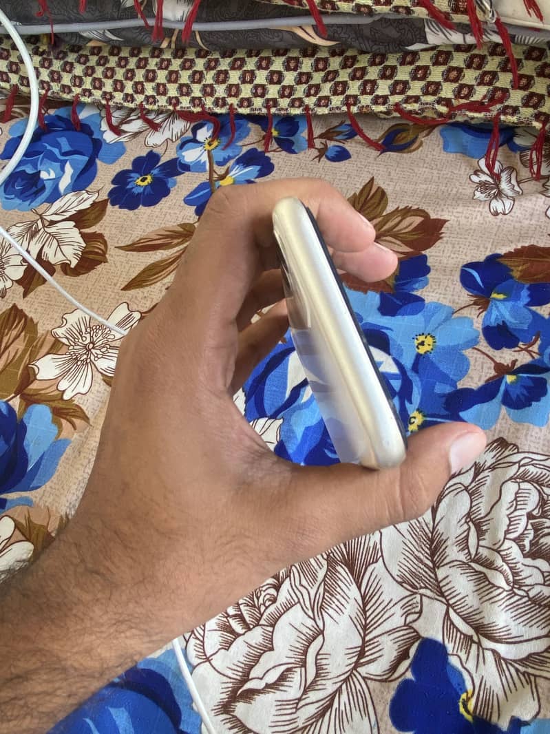 Apple iPhone 11 4