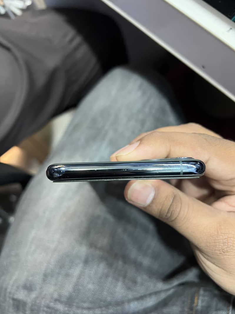 Apple iPhone 11 Pro Max 4
