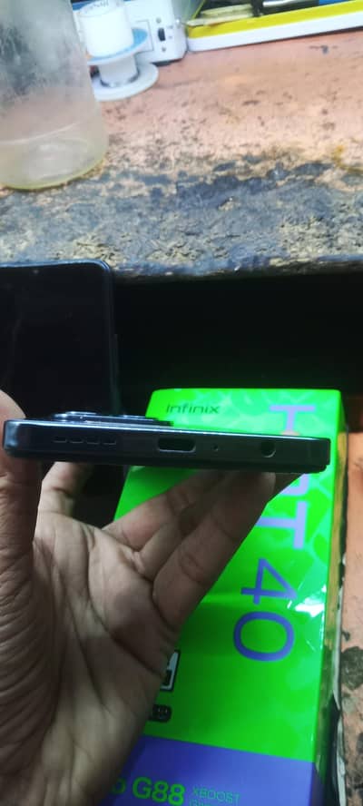 Infinix Hot 40 8gb 256gb Panl chang h glees break h deba chargar Sath