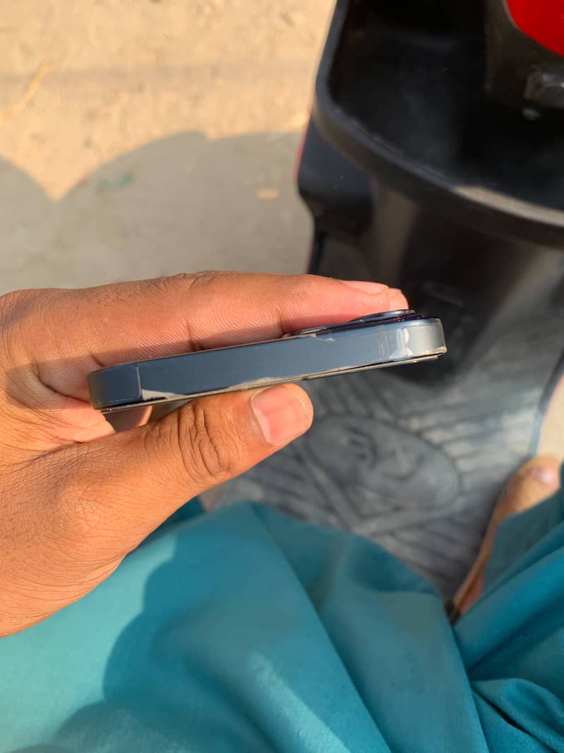 iPhone 13 4