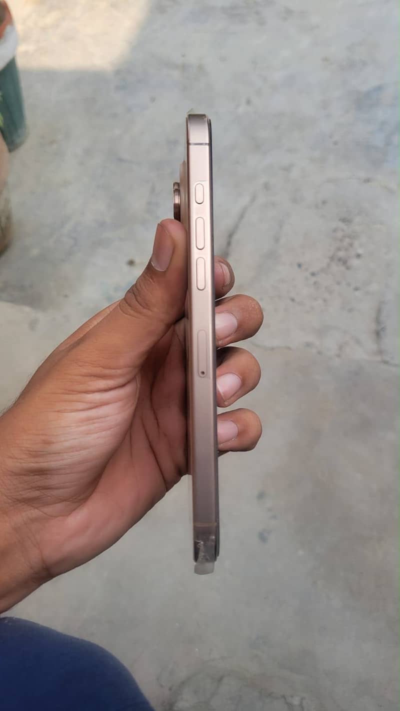 Apple iPhone 16 Pro Max 2