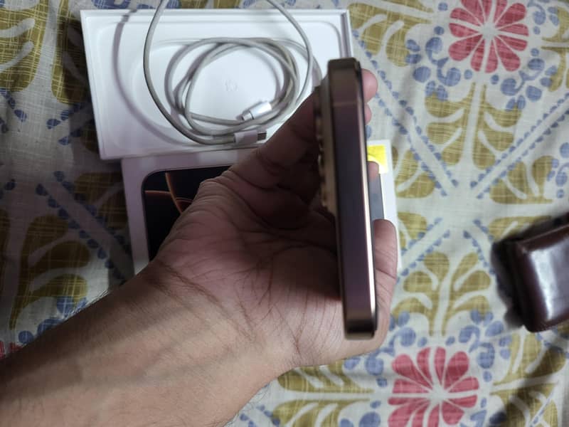 Apple iPhone 16 Pro Max 4