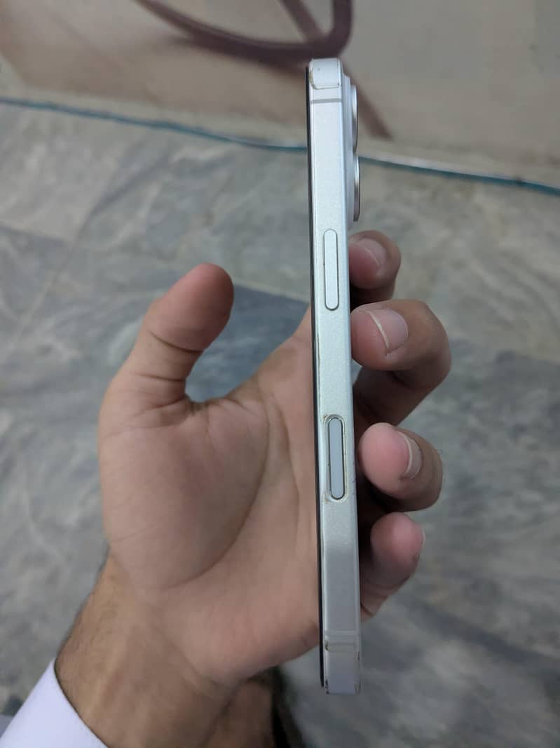 Apple iPhone 16 2