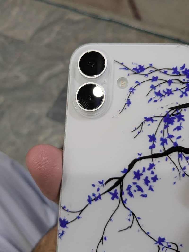 Apple iPhone 16 4
