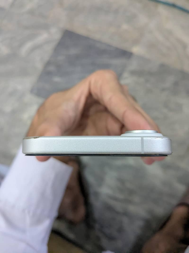 Apple iPhone 16 7