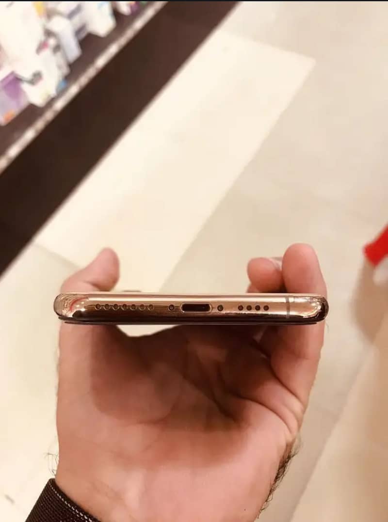 Apple iPhone XS Max 3