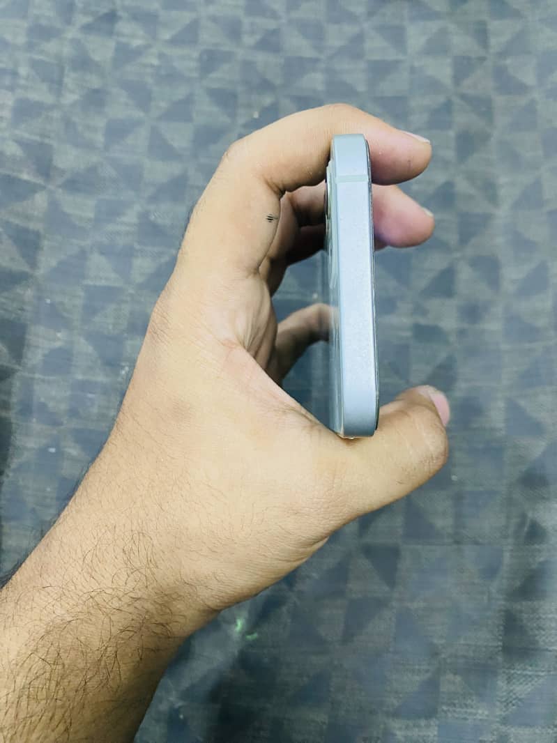 Apple iPhone 12 4