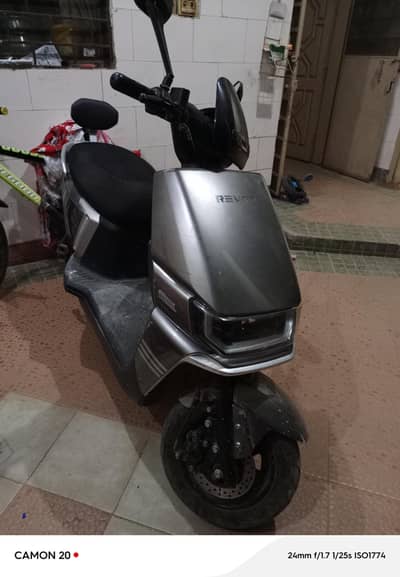Revoo A12 Electric Scooty