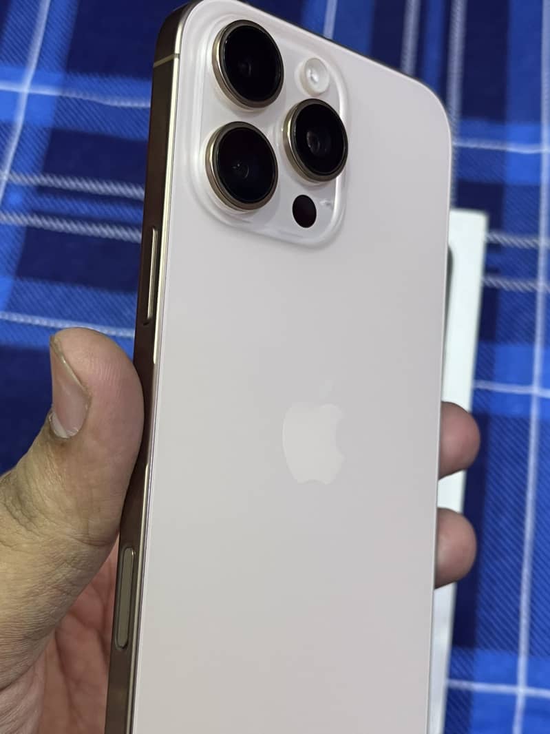 Apple iPhone 16 Pro Max 4