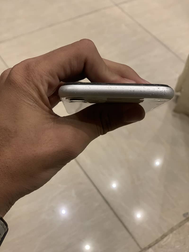 Apple iPhone 11 3