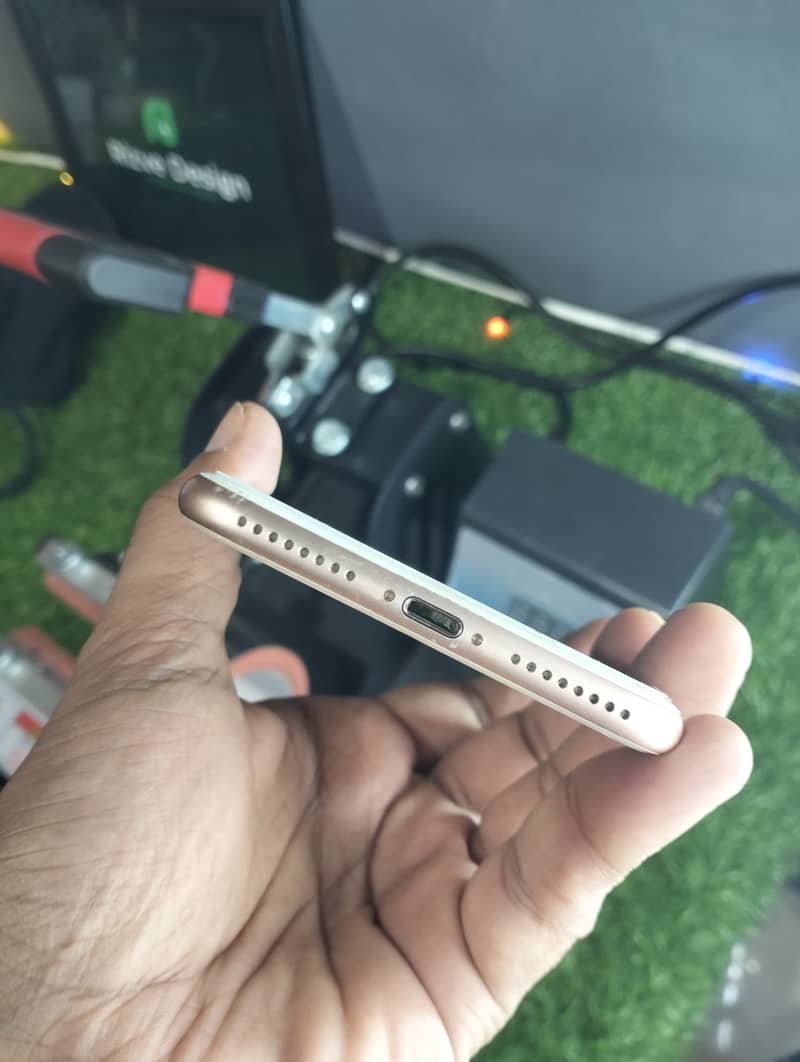 Apple iPhone 8 Plus 4