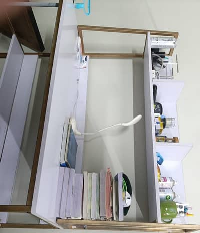 Selling 3 story table.