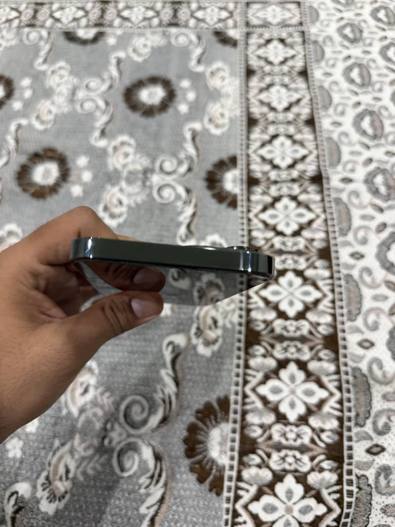 Apple iPhone 13 Pro Max 4