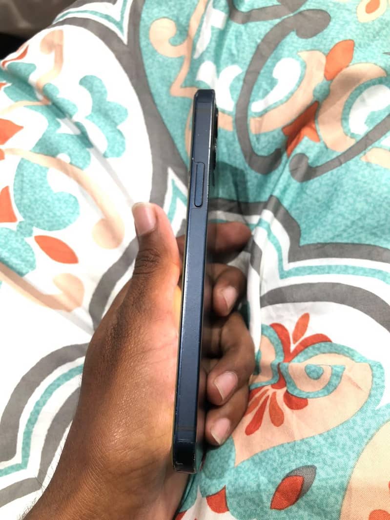 Apple iPhone 12 4