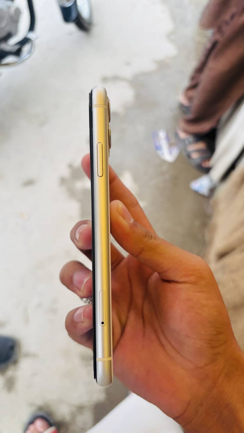Apple iPhone 11 3