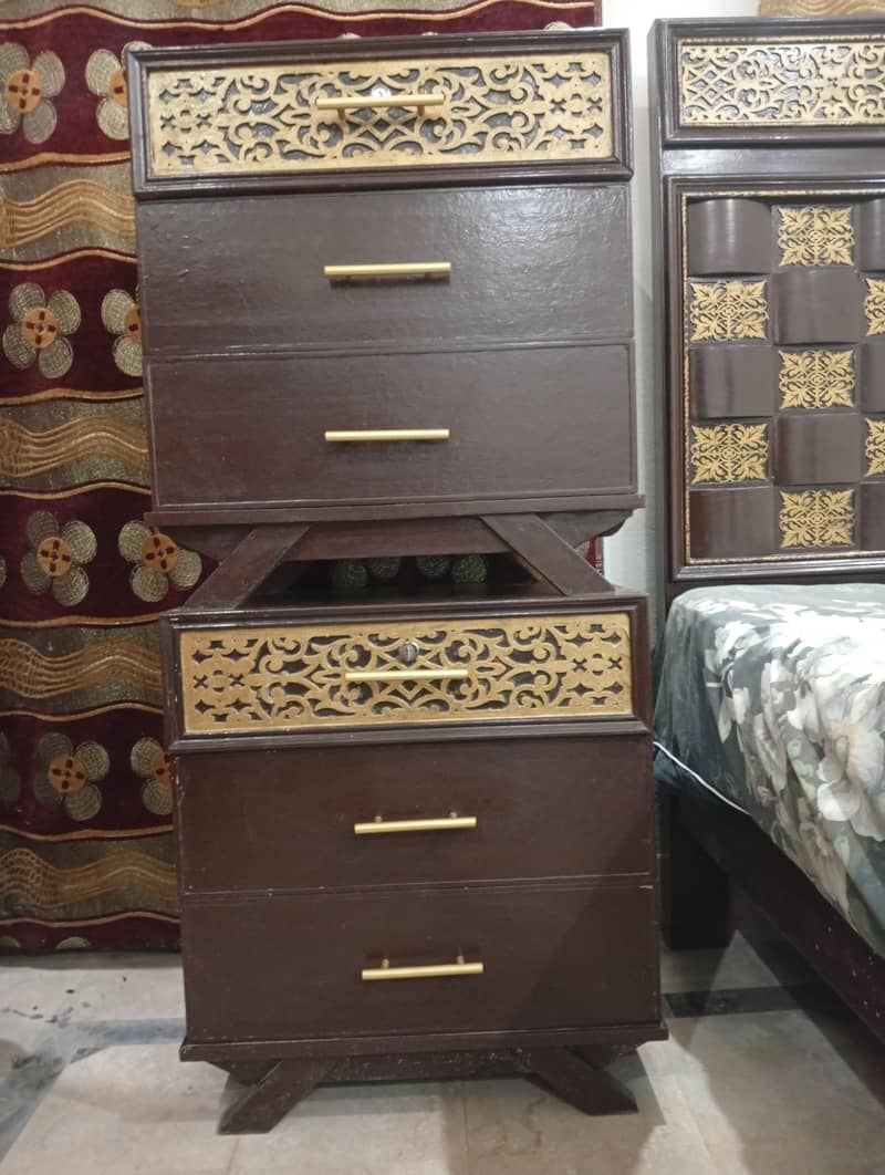55kسشاندار ڈبل بیڈ  کی بڑی سائیڈ اور چھوٹی سائیڈ کی قمیت لگائی ے 3