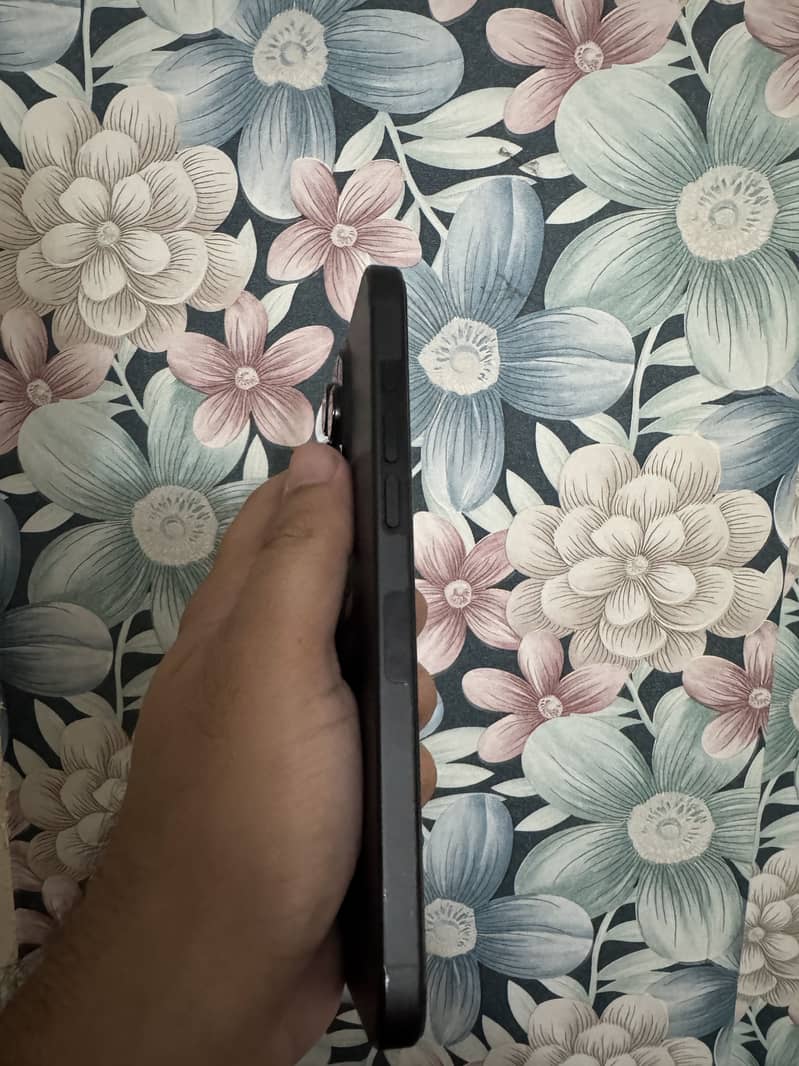 iPhone 16 Pro Max 1