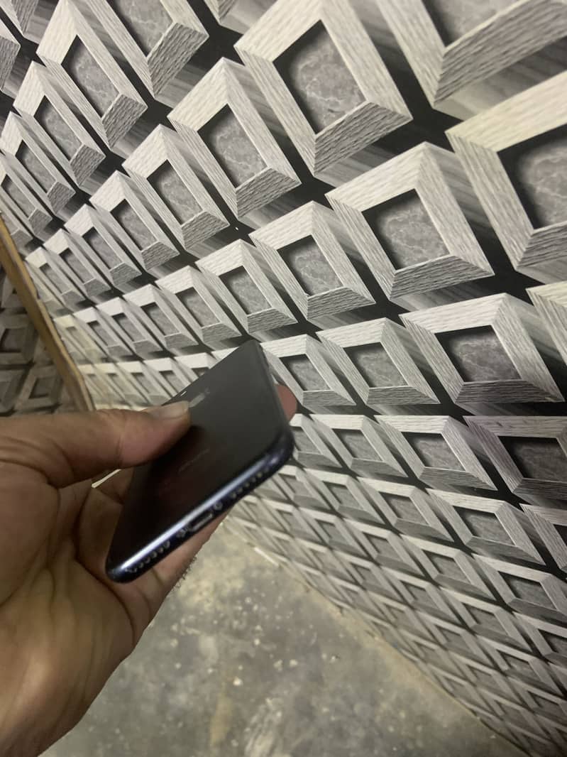 Apple iPhone 7 0