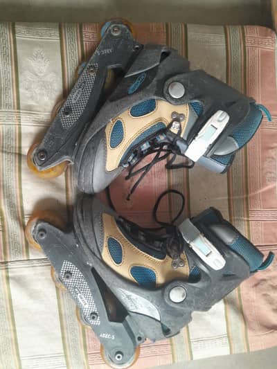 HY SCATES INLINE ROLLER FOR 12-13 YEARS price should be negotiable