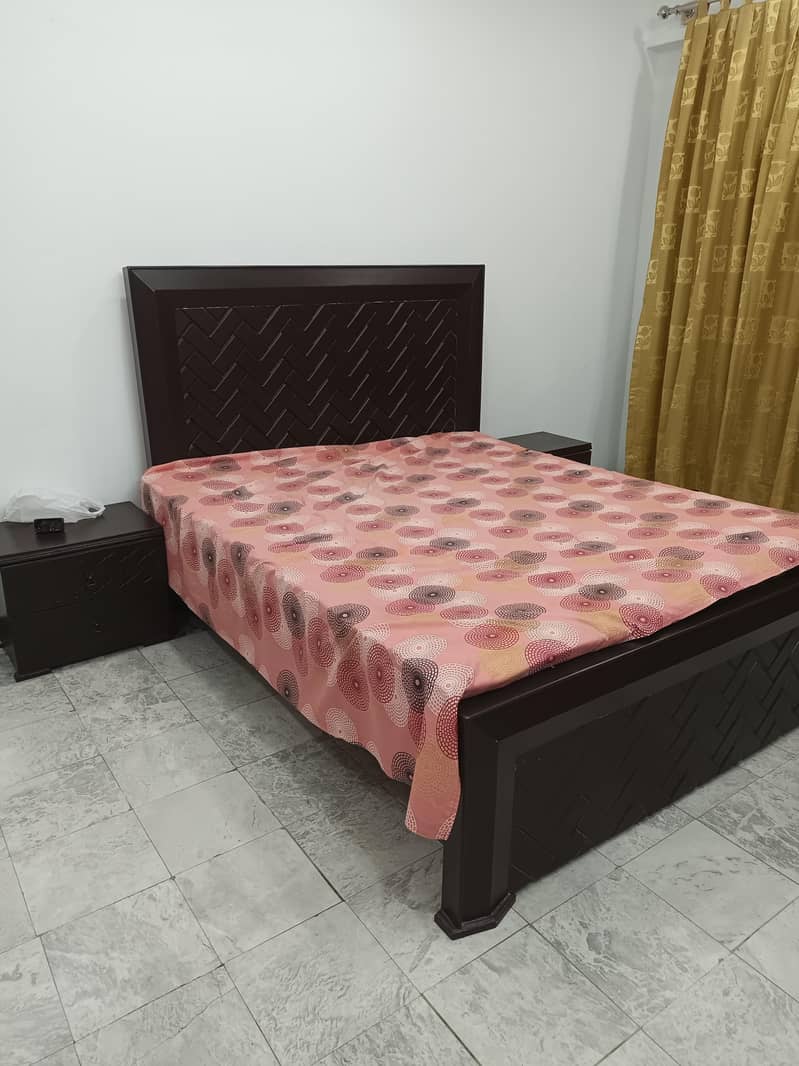solid bed almost new slightly used 0