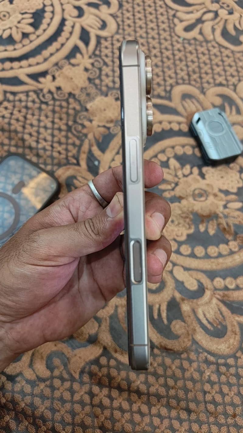 Apple iPhone 16 Pro 3