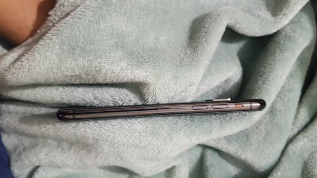 Apple iPhone XS 5