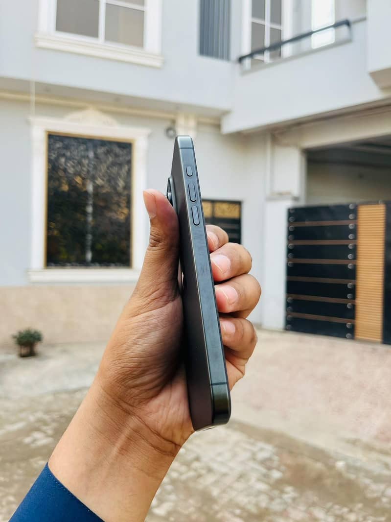 iPhone 15 Pro Max 2