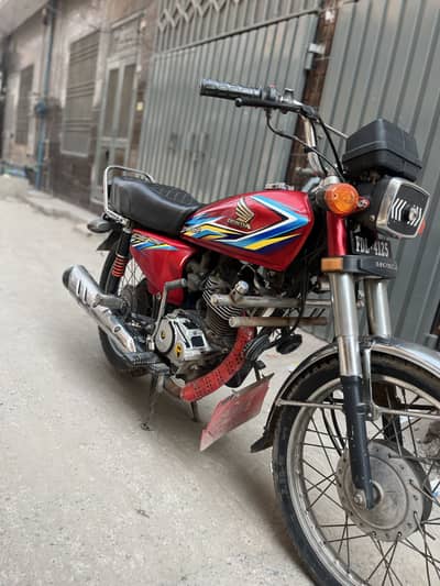 Honda 125 urgent sell krna ha red colour copy or papers originally ha